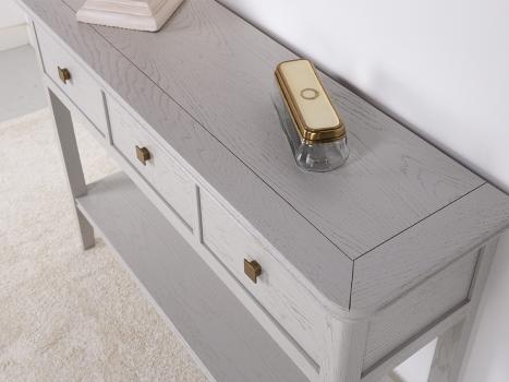 Console 3 tiroirs Evan réalisée en chêne de style Contemporain Finition Chêne Brossé Gris Perle SEULEMENT 1 DISPONIBLE