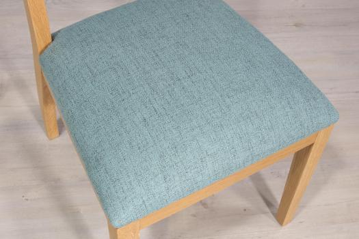 Chaise Florian réalisée en chêne massif Ligne contemporaine Assise Tissu d'ameublement Elastron Babel Blue