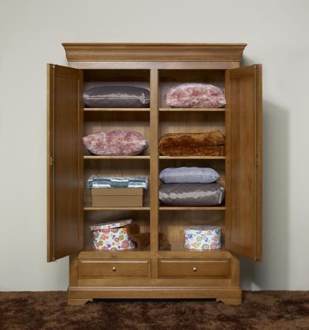 Petite Armoire 2 portes Eric réalisée en Chêne Massif de style Louis Philippe