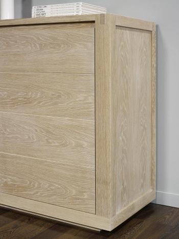 Buffet 2 portes Mathis réalisé en Chêne de ligne contemporaine Finition Chêne Brossé Blanchi