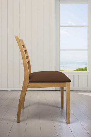 Chaise Florian réalisée en chêne massif Ligne contemporaine Assise Moleskine Tabac