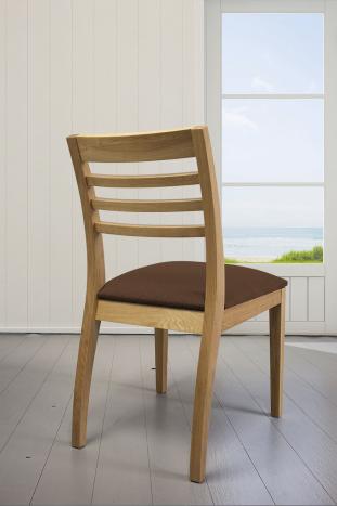 Chaise Florian réalisée en chêne massif Ligne contemporaine Assise Moleskine Tabac