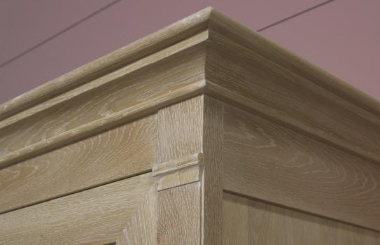 Armoire ou Bonnetière 1 porte Cédric réalisée en Chêne massif de style Directoire Finition Chêne Naturel Brossé Blanchi
