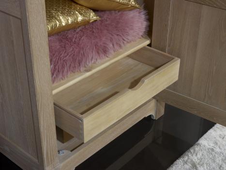 Armoire ou Bonnetière 1 porte Cédric réalisée en Chêne massif de style Directoire Finition Chêne Naturel Brossé Blanchi