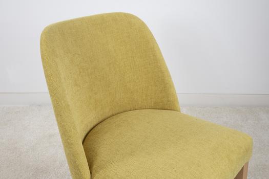 Chaise Edouard, assise et dos capitonnés, pieds en Chêne Massif de ligne Contemporaine Couleur Citric