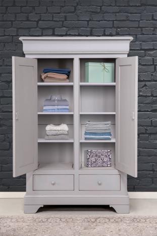 Bassette 2 portes 3 tiroirs réalisée en Chêne Massif de style Louis Philippe Finition Gris Perle légèrement patiné SEULEMENT 1 DISPONIBLE