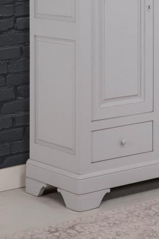 Bassette 2 portes 3 tiroirs réalisée en Chêne Massif de style Louis Philippe Finition Gris Perle légèrement patiné SEULEMENT 1 DISPONIBLE