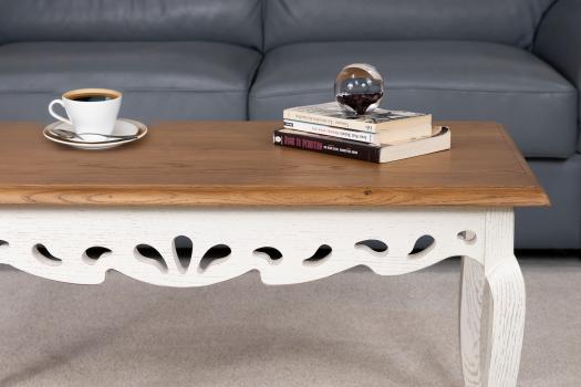 Table basse réalisé en chêne de style Campagne  Chêne doré et Ivoire Patiné SEULEMENT 1 DISPONIBLE