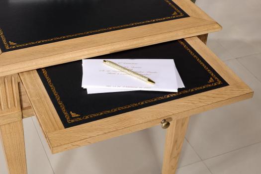 Bureau 3 tiroirs Simon réalisé en Chêne de style Directoire Surface d'écriture recouverte d'une moleskine noir, sabots laiton aux 4 pieds