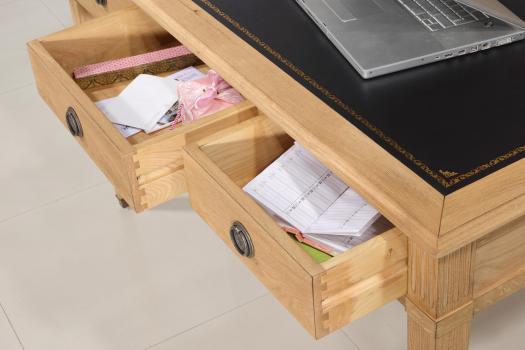 Bureau 3 tiroirs Simon réalisé en Chêne de style Directoire Surface d'écriture recouverte d'une moleskine noir, sabots laiton aux 4 pieds