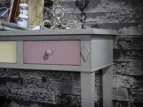Console Marilou réalisée en Chêne de style Directoire Finition Chêne Brossé Gris et Tons Pastels