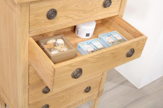 Commode 5 tiroirs Yvan réalisée en Chêne de style Directoire Finition chêne brossé naturel patiné