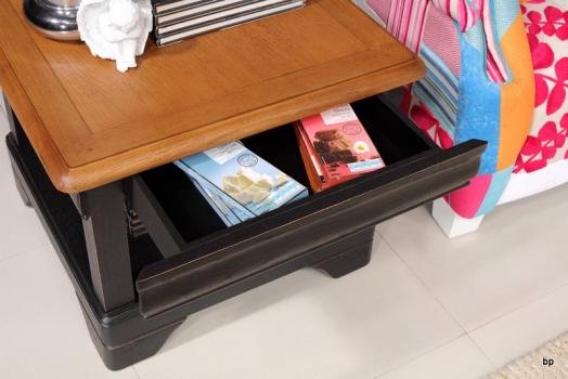 Petite table basse Ines réalisée en chêne de style Louis Philippe Finition Chêne Brossé Noir Usé - plateau chêne doré patiné