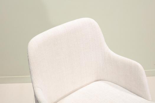 Fauteuil Milo de style Contemporain, 4 pieds en Frêne massif Tissu Valdouro