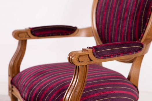 Fauteuil de style Louis XVI réalisée en Chêne massif  Assise et Dossier tissu d'ameublement SEULEMENT 1 DISPONIBLE