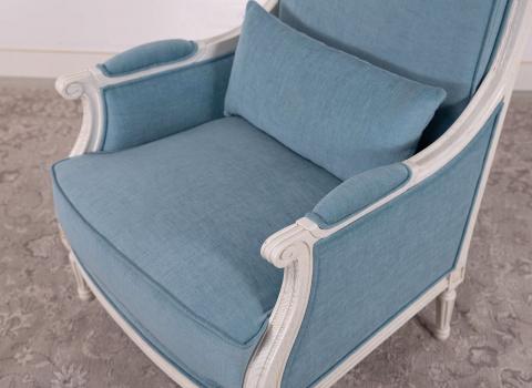 Fauteuil de style Louis XVI réalisé en Chêne massif  Finition Ivoire patinée 