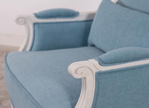 Fauteuil de style Louis XVI réalisé en Chêne massif  Finition Ivoire patinée 