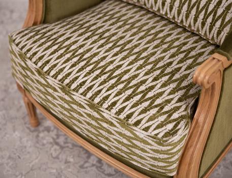 Fauteuil de style Louis XVI réalisé en Chêne massif  Tissu d'ameublement Valdouro