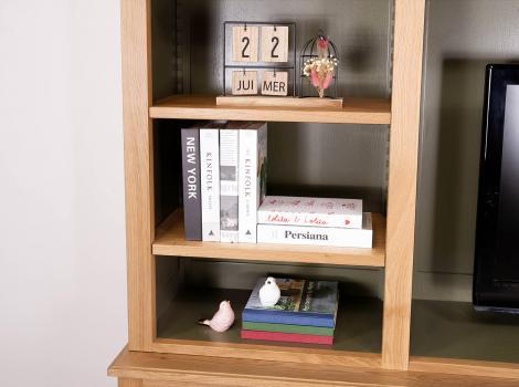 Bibliothèque 2 corps Manu réalisée en Chêne de style contemporain Finition Chêne Naturel à l'extérieur Vert Bosque légèrement patiné à l'intérieur