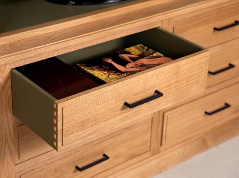 Bibliothèque 2 corps Manu réalisée en Chêne de style contemporain Finition Chêne Naturel à l'extérieur Vert Bosque légèrement patiné à l'intérieur