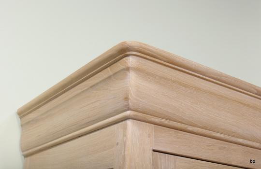 Armoire ou Bonnetière 1 porte 1 tiroir Lucas réalisée en chêne massif de style Louis Philippe Finition chêne brossé Blanchi 