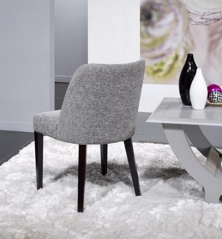 Chaise Edouard, assise et dos capitonnés, pieds en Frêne massif de ligne Contemporaine