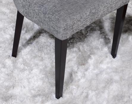 Chaise Edouard, assise et dos capitonnés, pieds en Frêne massif de ligne Contemporaine