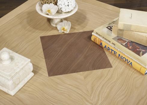 Table basse carrée Justin réalisée em Chêne de style Directoire avec Marquetterie