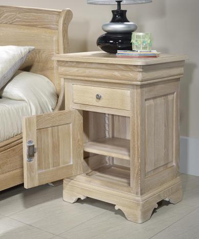 Chevet 1 porte 2 tiroirs Guillaume réalisé en Chêne Massif de style Louis Philippe Finition chêne Brossé Blanchi