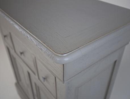 Petit Buffet 2 portes 4 tiroirs Ethan réalisé en chêne massif de style Louis Philippe Finition Chêne Brossé Gris Patiné SEULEMENT 1 DISPONIBLE