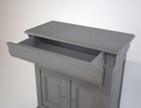 Petit Buffet 2 portes 4 tiroirs Ethan réalisé en chêne massif de style Louis Philippe Finition Chêne Brossé Gris Patiné SEULEMENT 1 DISPONIBLE
