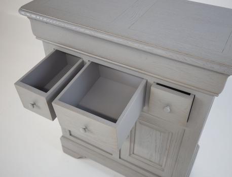 Petit Buffet 2 portes 4 tiroirs Ethan réalisé en chêne massif de style Louis Philippe Finition Chêne Brossé Gris Patiné SEULEMENT 1 DISPONIBLE