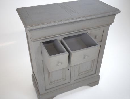 Petit Buffet 2 portes 4 tiroirs Ethan réalisé en chêne massif de style Louis Philippe Finition Chêne Brossé Gris Patiné SEULEMENT 1 DISPONIBLE