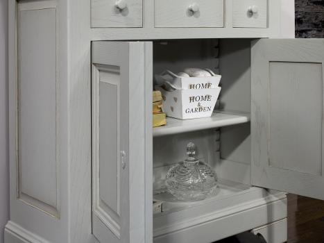 Petit Buffet 2 portes 4 tiroirs Thimoty réalisé en chêne massif de style Louis Philippe Finition Chêne Brossé Gris Perle