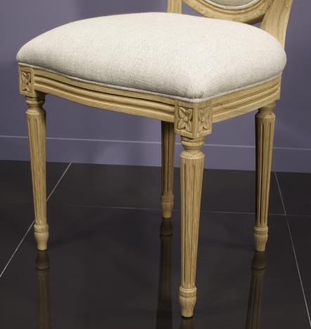 Chaise Simon réalisée en Chêne Massif de style Louis XVI Finition Chêne Brossé  Tissu façon Lin
