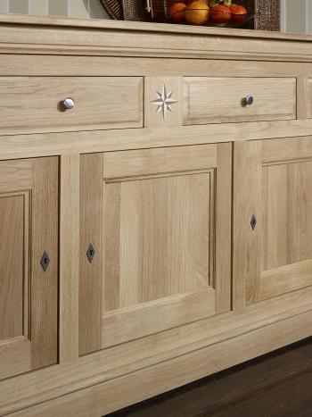 Buffet 3 portes 4 tiroirs Rose Des Vents réalisé en chêne massif de style Louis Philippe Finition Chêne Brossé Naturel