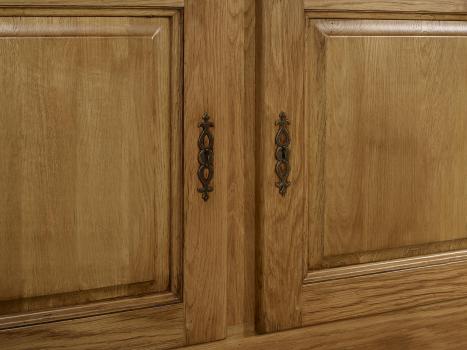 Buffet 3 portes 3 tiroirs réalisé en chêne massif de style Campagnard 1 seul disponible 