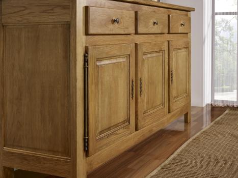 Buffet 3 portes 3 tiroirs réalisé en chêne massif de style Campagnard 1 seul disponible 