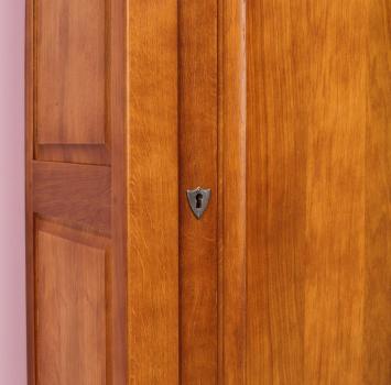 Petite Armoire ou  Bonnetière Léo réalisée en Chêne Massif de style Louis Philippe Finition Chêne Moyen 