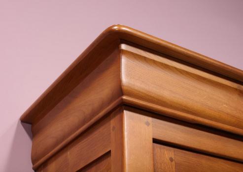 Petite Armoire ou  Bonnetière Léo réalisée en Chêne Massif de style Louis Philippe Finition Chêne Moyen 