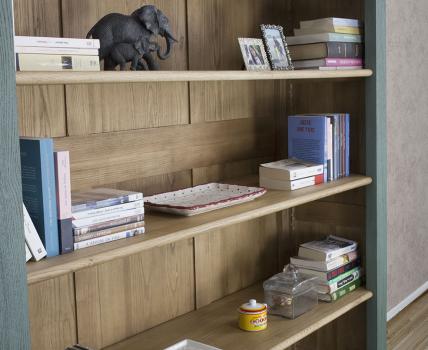 Bibliothèque Thiago réalisée en chêne massif de style Louis Philippe 4 étagères Vert Antik