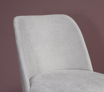 Chaise Edouard, assise et dos capitonnés, pieds en Frêne massif de ligne Contemporaine