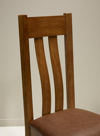 Chaise Léonor réalisée en Chêne Massif Assise moleskine Havana