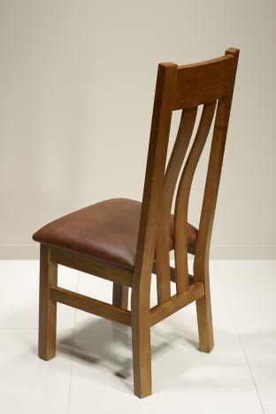 Chaise Léonor réalisée en Chêne Massif Assise moleskine Havana