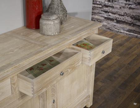 Buffet 3 portes 4 tiroirs réalisé en Chêne Massif de style Campagnard Finition Chêne Brossé Blanchi