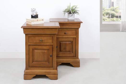 Une paire de chevet 1 porte 2 tiroirs Guillaume, réalisé en Chêne Massif de style Louis philippe Finition Chêne Moyen