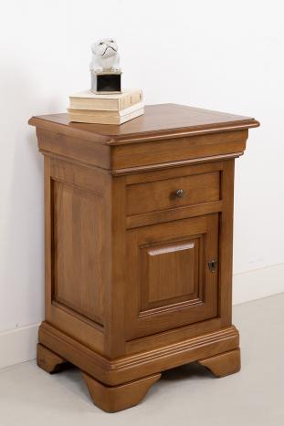 Une paire de chevet 1 porte 2 tiroirs Guillaume, réalisé en Chêne Massif de style Louis philippe Finition Chêne Moyen