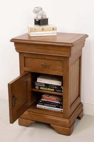Une paire de chevet 1 porte 2 tiroirs Guillaume, réalisé en Chêne Massif de style Louis philippe Finition Chêne Moyen