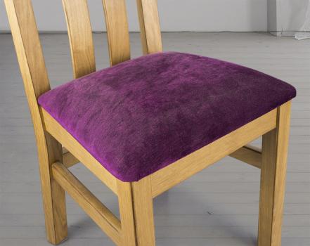 Chaise Léonor réalisée en Chêne Massif Assise tissu mauve