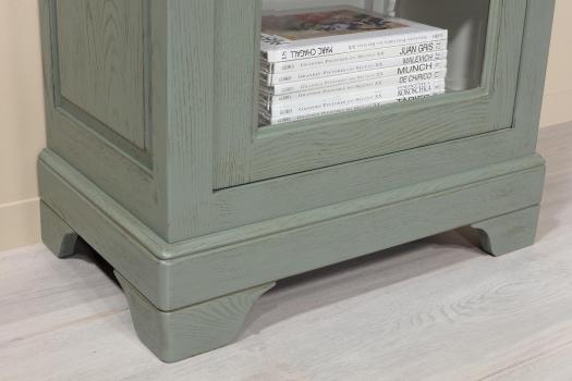 Vitrine 1 porte Angelo réalisée en Chêne Massif de style Louis Philippe Finition chêne Brossé Vert antik et Ivoire